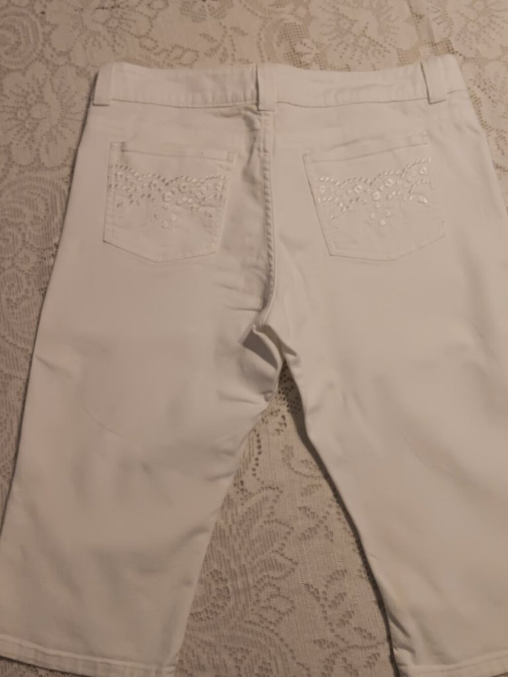 Lee True Fit White Floral Embroidered Capri Jeans - Picture 2 of 7